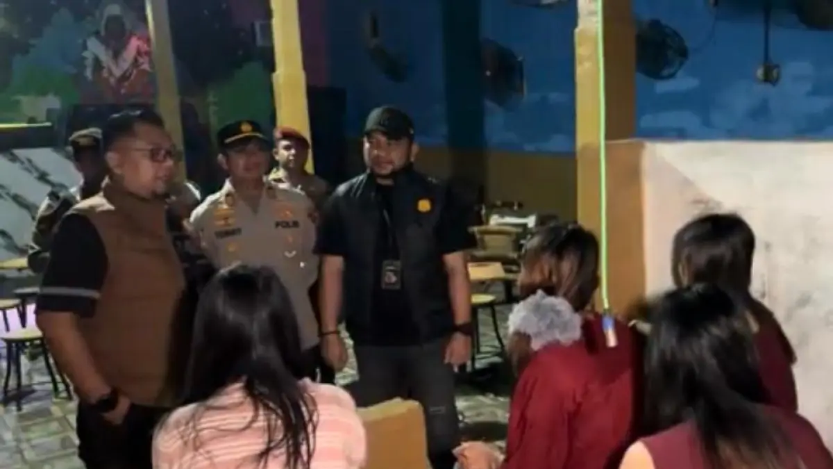 GREBEK: Petugas Polrestabes Medan melakukan penggerebekan THM Janna Kita di Patumbak. (Dok: Polrestabes Medan)

