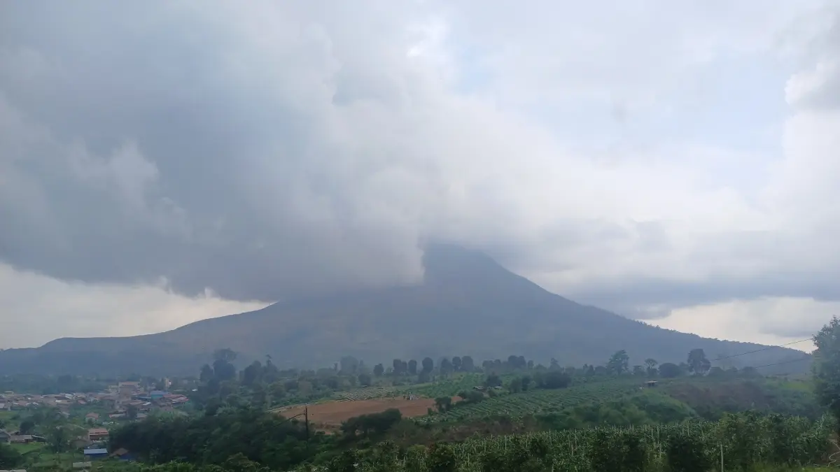 Gunung Sinabung terlihat dari Desa Kutarakyat, Kecamatan Namanteran, Karo, Rabu (2/9/2026). (Dok: Juli Ramadhani Rambe/Sumut Pos)