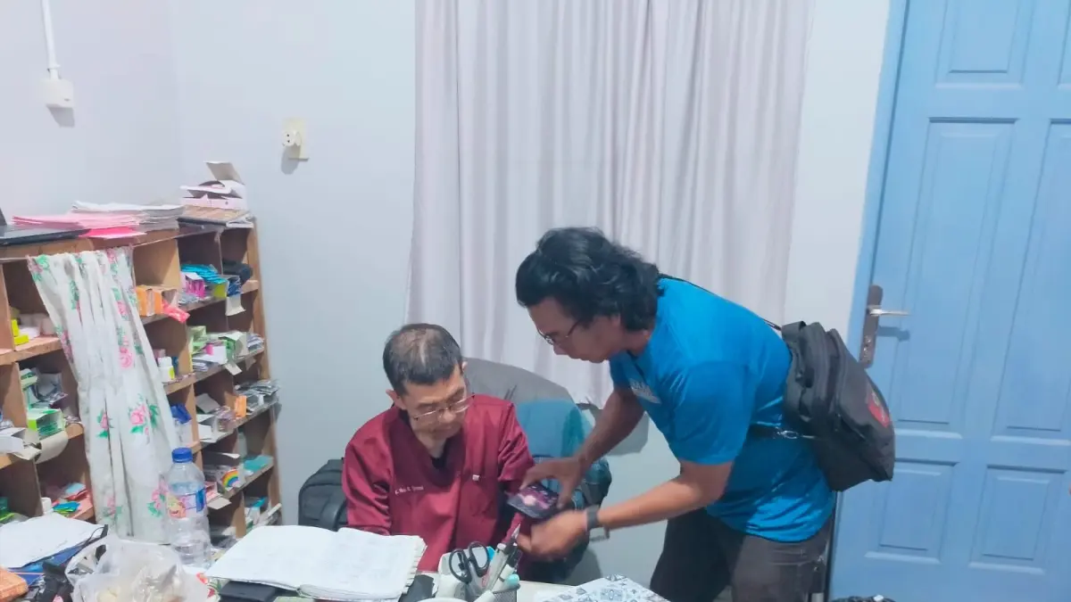 IDENTIFIKASI. Tim identifikasi Polres Dairi sedang melakukan identifikasi dilokasi kejadian, Selasa (1/9/2026) malam. (RUDY SITANGGANG/SUMUT POS)