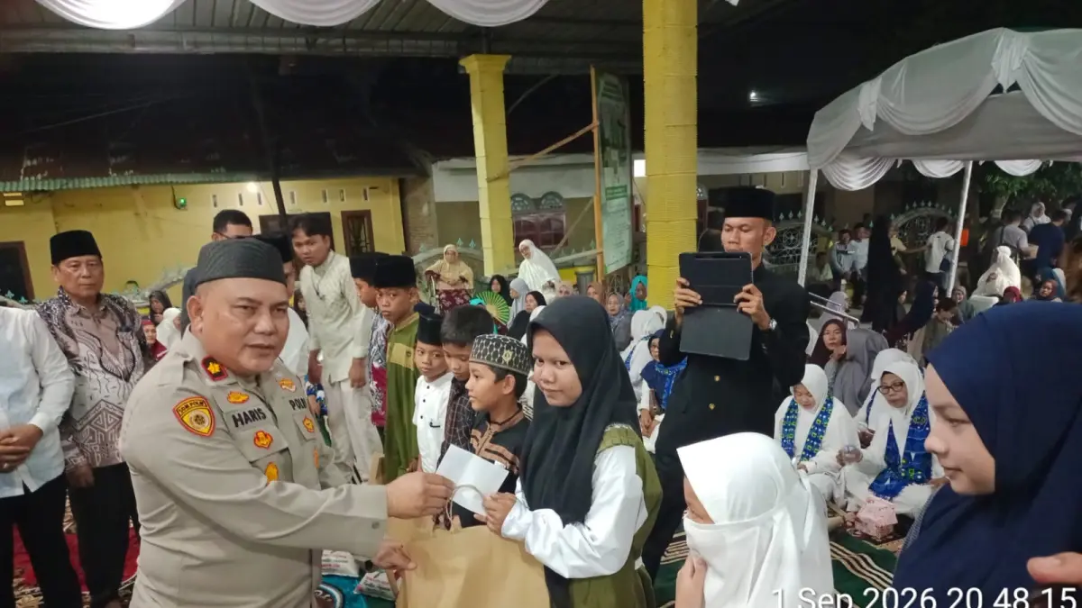 Wakapolres Tebing Tinggi Kompol M Haris Sihite, SE, MH menyerahkan santunan kepada anak yatim dalam rangkaian Tabligh Akbar peringatan Maulid Nabi Muhammad SAW 1448 H di Masjid Al-Muttaqin, Jalan S.M. Raja, Kelurahan Bandarsono, Kecamatan Padang Hulu, Selasa (1/9/2026) malam. (Azan Purba / Sumut Pos)
