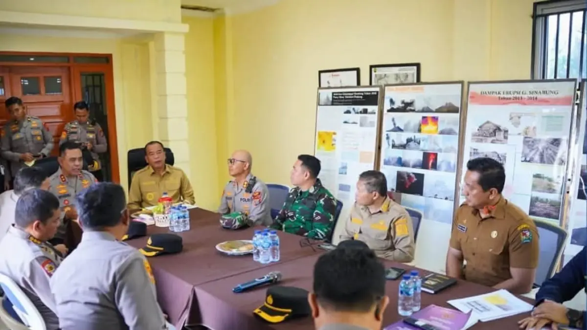 MITIGASI: Bupati Karo dan Kapoldasu beserta Forkopimda menggelar rapat mitigasi dan kesuapsiagaan. (solideo/Sumut Pos)
