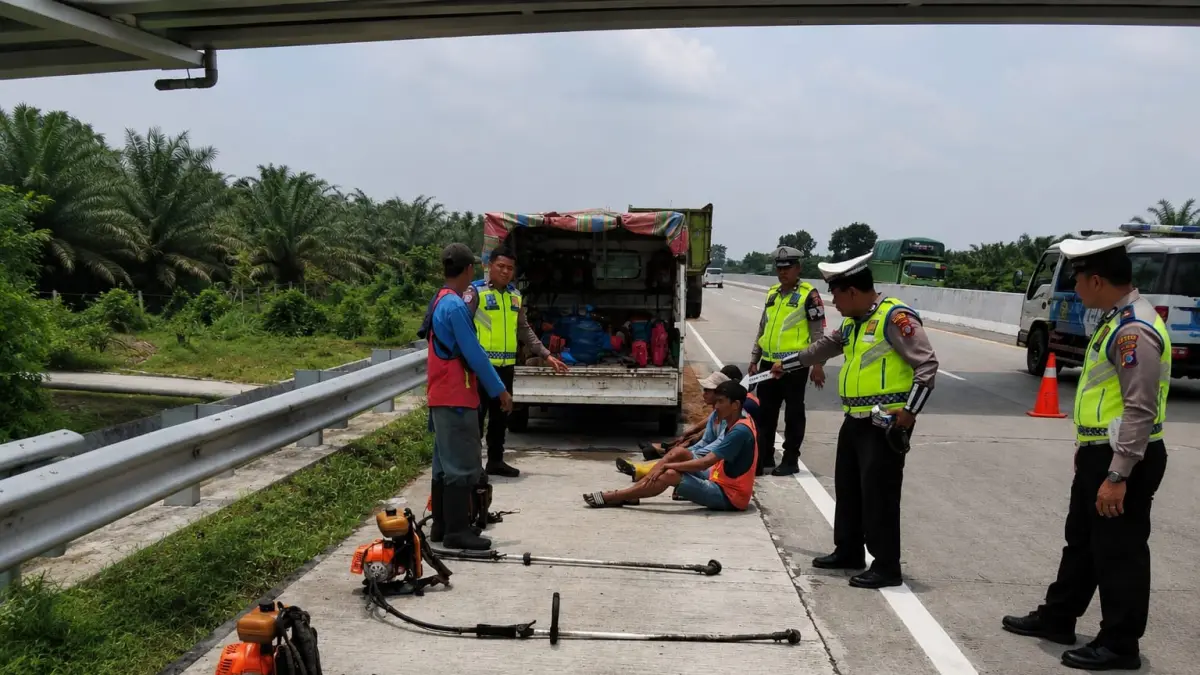 Personel Satlantas Polres Serdang Bedagai melakukan olah tempat kejadian perkara (TKP) di Jalan Tol Medan–Tebing Tinggi KM 52/800 Jalur A, Desa Adolina, Kecamatan Perbaungan, Selasa (1/9/2026). ( Fadly/Sumut Pos )
