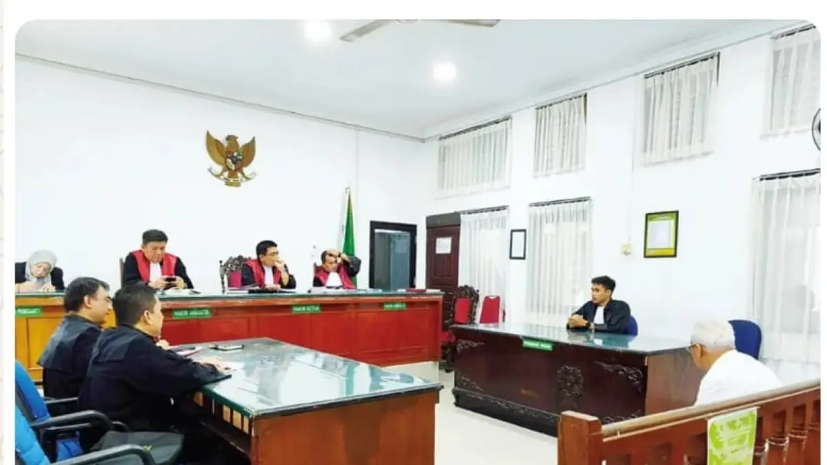 Rida K Liamsi saat menjalani sidang dengan agenda putusan sela di Pengadilan Negeri Pekanbaru, Selasa (1/9/2026).(EVAN GUNANZAR/RIAU POS)