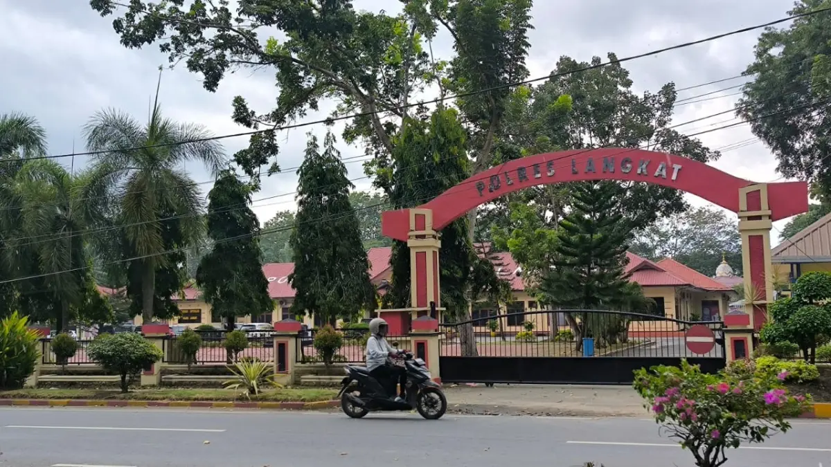 
Seorang pengendara saat melintas di depan Markas Polres Langkat, Jalan Proklamasi, Stabat. (Teddy Akbari/Sumut Pos)