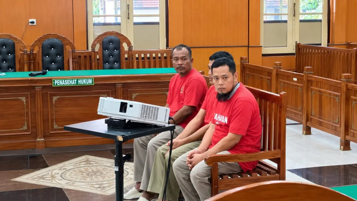 SISIK: Tiga terdakwa kasus perdagangan sisik trenggiling, menjalani sidang putusan di PN Medan, Rabu (2/9/2026) sore. (Dok: Gusman/Sumut Pos)