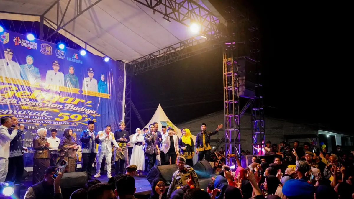 Bupati Batu Bara, Dr. H. Baharuddin Siagian, S.H., M.Si., C.L.A..dan Wabup Syafrizal MAP, saat  menghadiri Gebyar Pentas Seni dan Budaya dalam rangka memperingati Hari Jadi ke-59 Desa Simpang Dolok yang digelar di Pajak Belakang Desa Simpang Dolok, Kecamatan Datuk Lima Puluh, Selasa (1/9/2026). (Foto Komimfo Batubara/Sumut Pos)