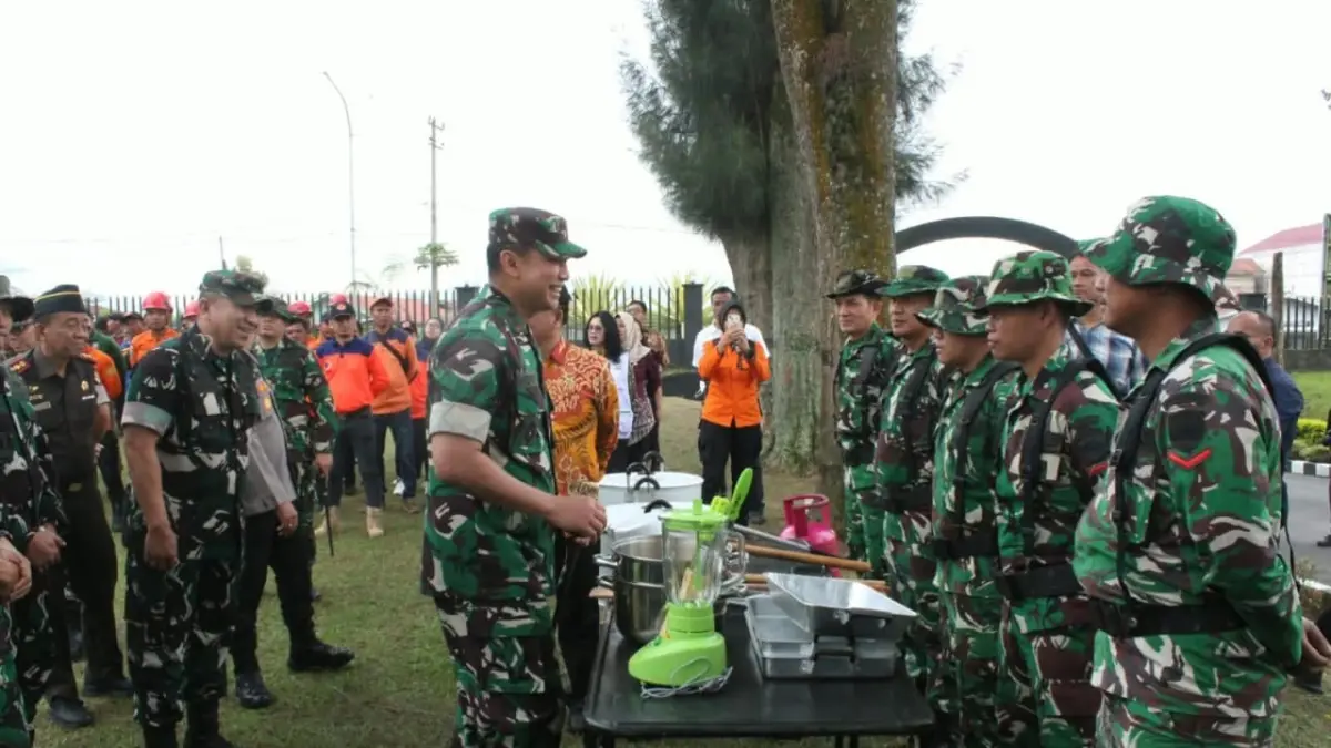 APEL: Pangdam I/Bukit Barisan Mayjen TNI Hendi Antariksa, didampingi Dandim 0205/TK Letkol Inf Robert Panjaitan melakukan apel kesiapsiagaan pasukan. (Solideo/Sumut Pos)
