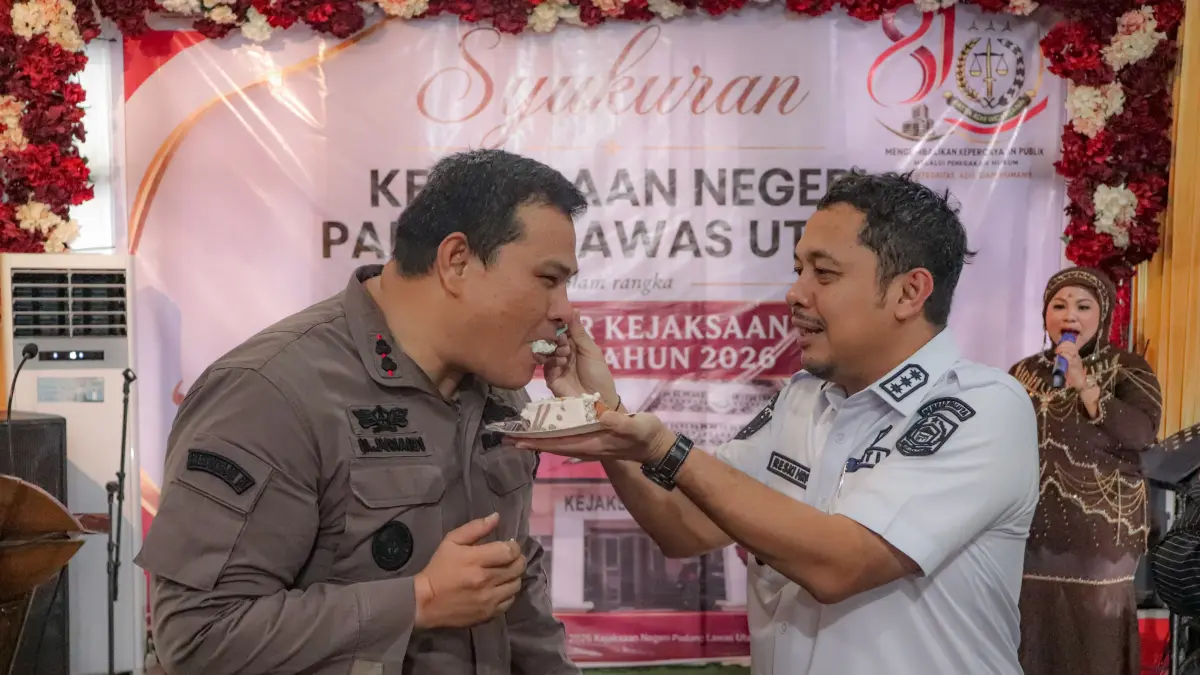 Bupati Paluta Resky Basyah Harahap dan Kejari Paluta Muhammad Junaedi S.H saat menghadiri syukuran hari lahir Kejaksaan Republik Indonesia ke 81 di Kantor Kejari Paluta. (Mitra Harahap/Sumut Pos)