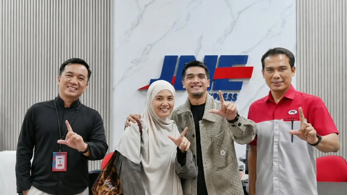 Kepala Cabang JNE Medan, Yusran, bersama public figure Ricky Harun dalam kegiatan Sharing Time di Masjid Al-Isra’ H. Soeprapto Soeparno, Medan. (foto : JNE Medan)