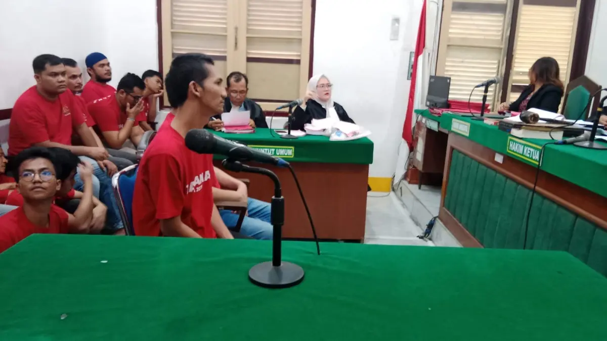 KEROYOK POLISI: Dua terdakwa kasus pengeroyokan polisi, menjalani sidang dakwaan di PN Medan, Kamis (3/9/2026) sore. (Dok: Gusman/Sumut Pos)
