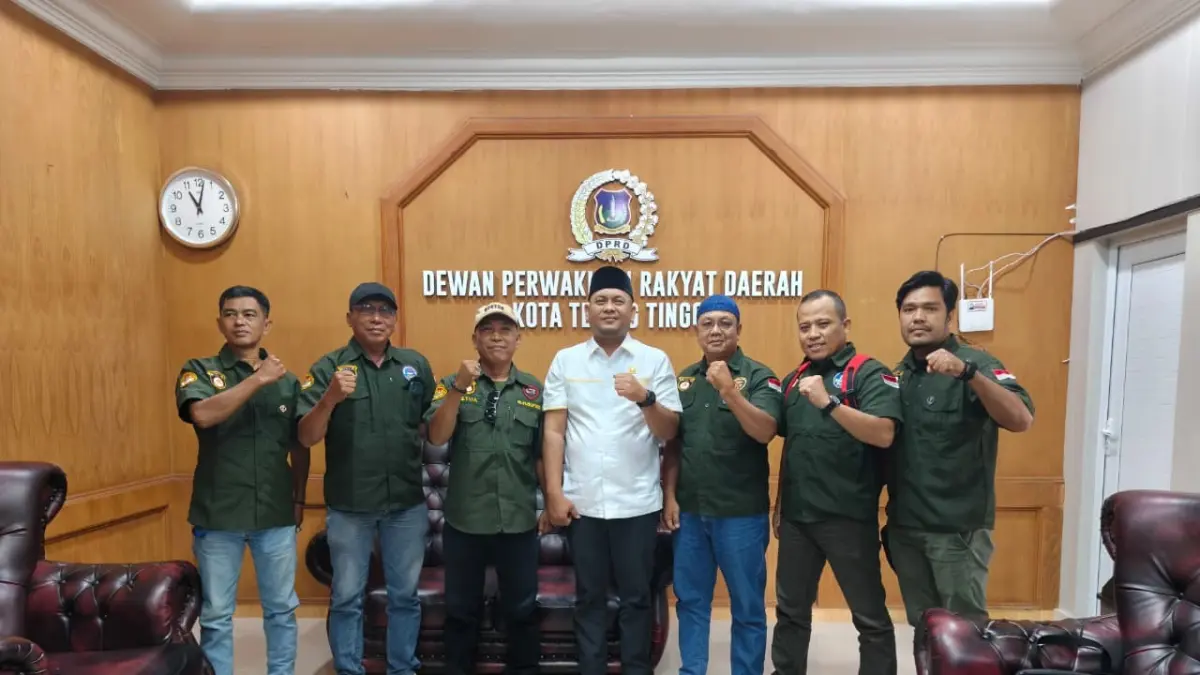 Ketua DPRD Kota Tebingtinggi Sakti Khadafi Nasution (tengah)  bersama jajaran DPC AKPERSI Kota Tebingtinggi usai audiensi terkait penguatan kemitraan pers dan dukungan anggaran Kominfo dalam penyusunan APBD 2027, Kamis (3/9/2026). (Azan Purba/Sumut Pos)