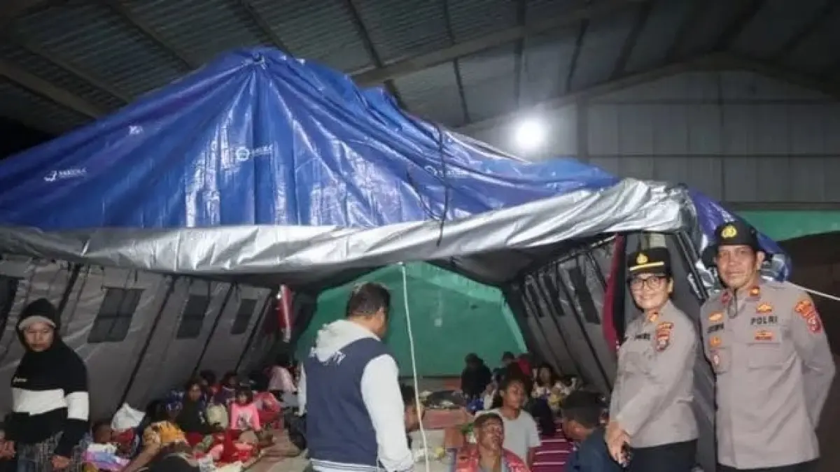PENGUNGSI: Bhayangkari peduli menyelurkan bantuan ke pengungsi Gunung Sinabung. (Solideo/Sumut Pos)