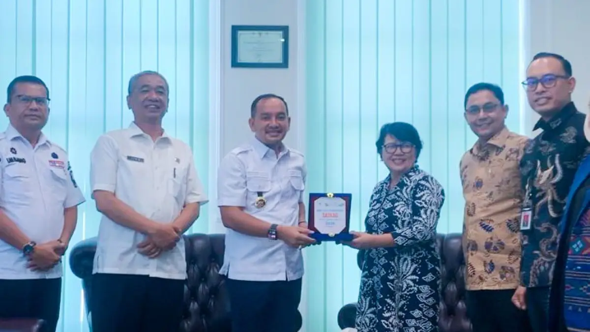 Penyerahan plakat penghargaan kepada Pemerintah Kota Tebing Tinggi atas capaian Indeks Akses Keuangan Daerah (IKAD) Tahun 2025 kategori Unggul, dalam kegiatan audiensi bersama jajaran OJK dan Pemko Tebing Tinggi, Rabu (2/9/2026). (Azan Purba/Sumut Pos)