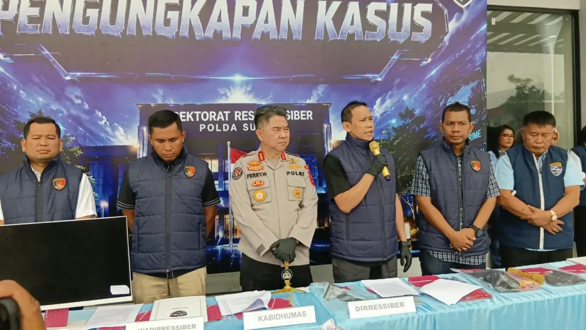 PORNOGRAFI: Polda Sumut saat mengungkap modus konten pornografi lewat siaran langsung TikTok, di Mapolda Sumut. (Dok: Polda Sumut)

