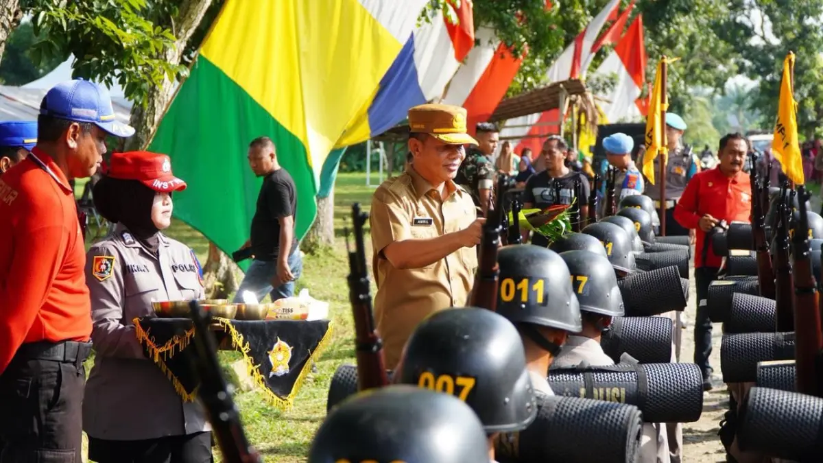 
Sekda Langkat, Amril saat melakukan tepung tawar terhadap siswa diktuba. (Diskominfo Langkat/Sumut Pos)
