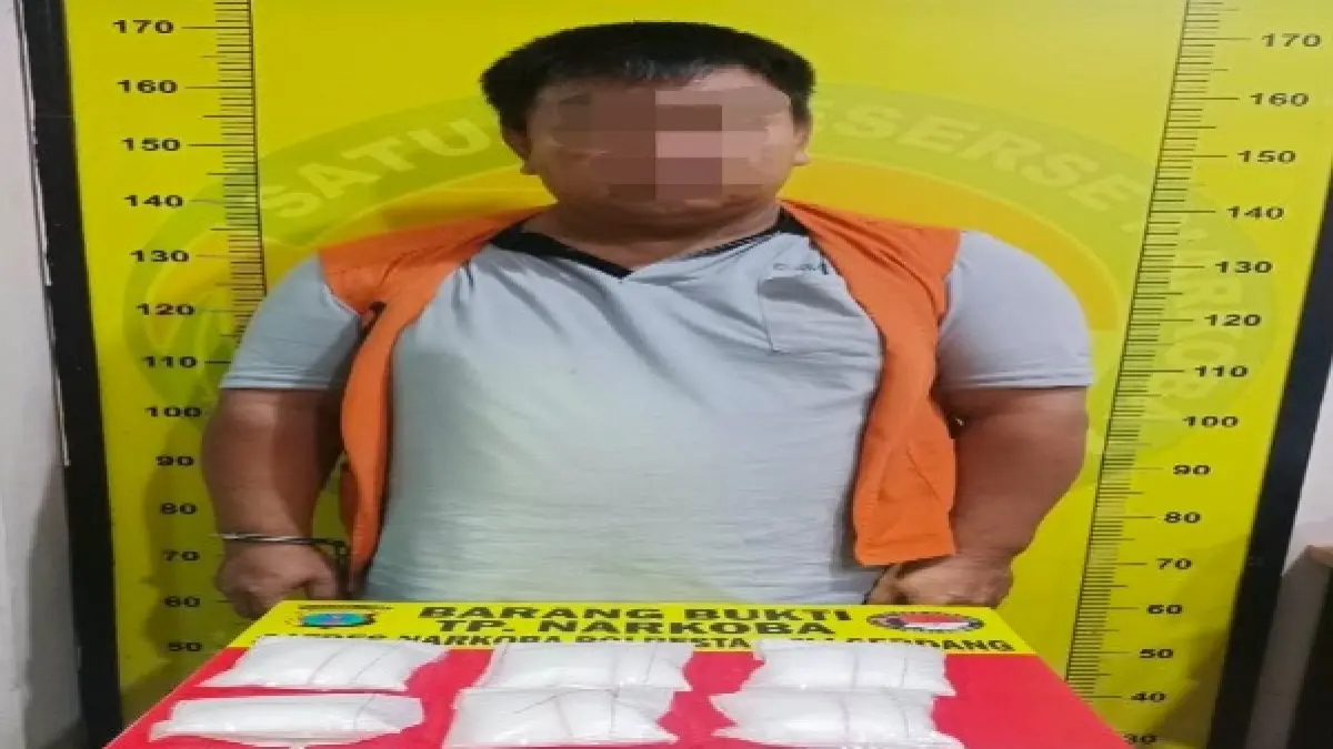 Seorang pria berinisial S alias Alim (50), warga Kecamatan Hamparan Perak, Kabupaten Deli Serdang ditangkap polisi ketauan bawa narkotika jenis sabu sebanyak 928 gram  di Bandara Internasional Kualanamu. (Humas Polres Deliserdang)
