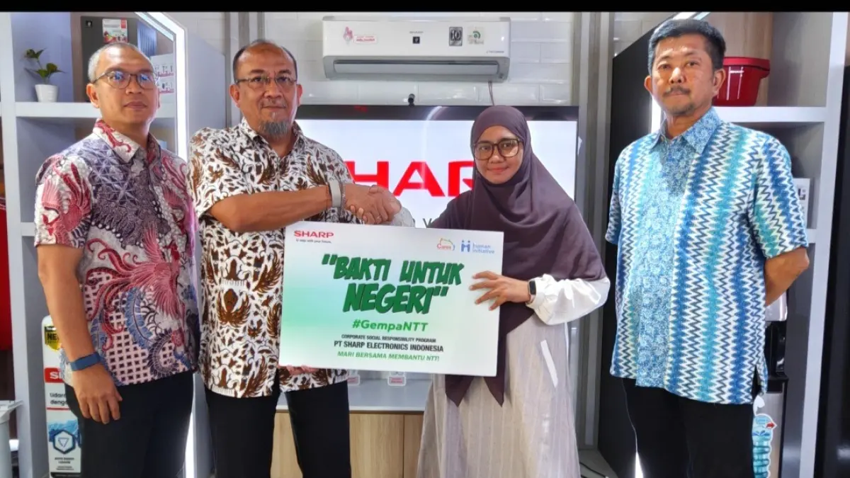 SIMBOLIS: Manajemen PT Sharp saat menyerahkan bantuan secara simbolis untuk gempa NTT. (Dok: Sharp)