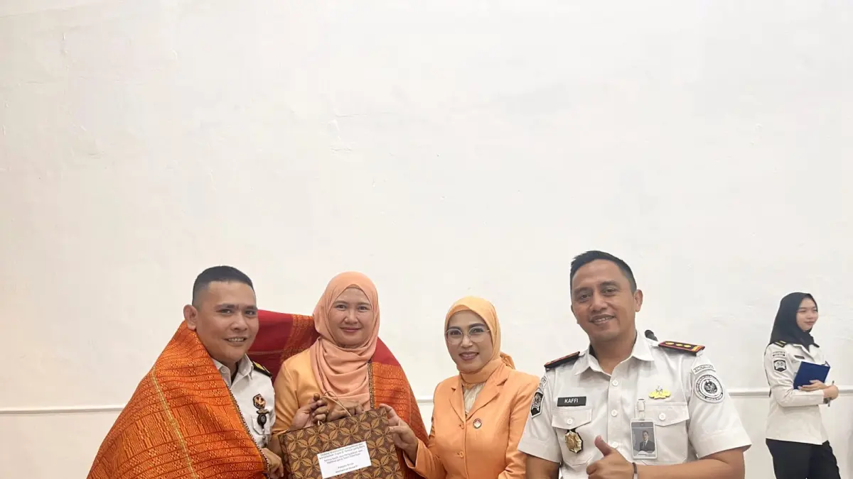 
Sudarno Nasution (kiri) foto bersama dengan Kalapas Binjai, Mochamad Mukaffi saat pisah sambut pejabat lama kepada pejabat baru. (Humas Lapas Binjai/Sumut Pos)