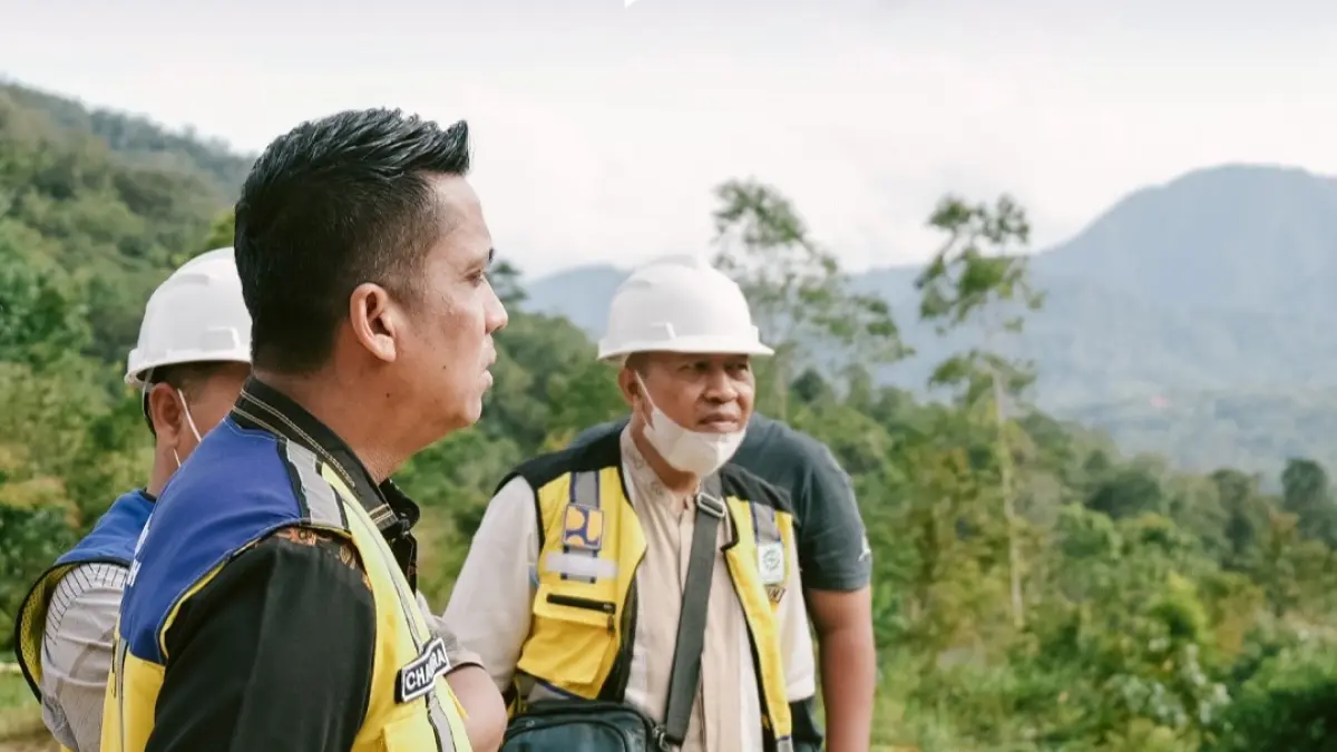 TINJAU: Kepala Dinas Bina Marga, Bina Konstruksi, dan Cipta Karya (BMBKCK) Sumatera Utara, Chandra Dalimunthe, turun langsung meninjau lokasi pekerjaan untuk memastikan proses pembangunan berjalan sesuai rencana dan target yang telah ditetapkan.(Dok : Dinas BMBKCK Sumut)
