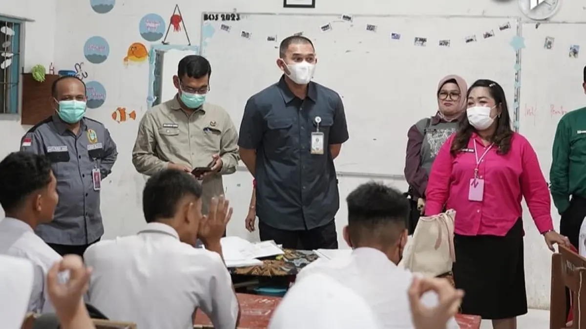 TINJAU: Kepala Dinas Pendidikan Provinsi Sumatera Utara, Alexander Sinulingga, turun langsung meninjau kondisi SMAN 1 Berastagi, Kabupaten Karo.(Dok : Dinas Pendidikan Sumut)

