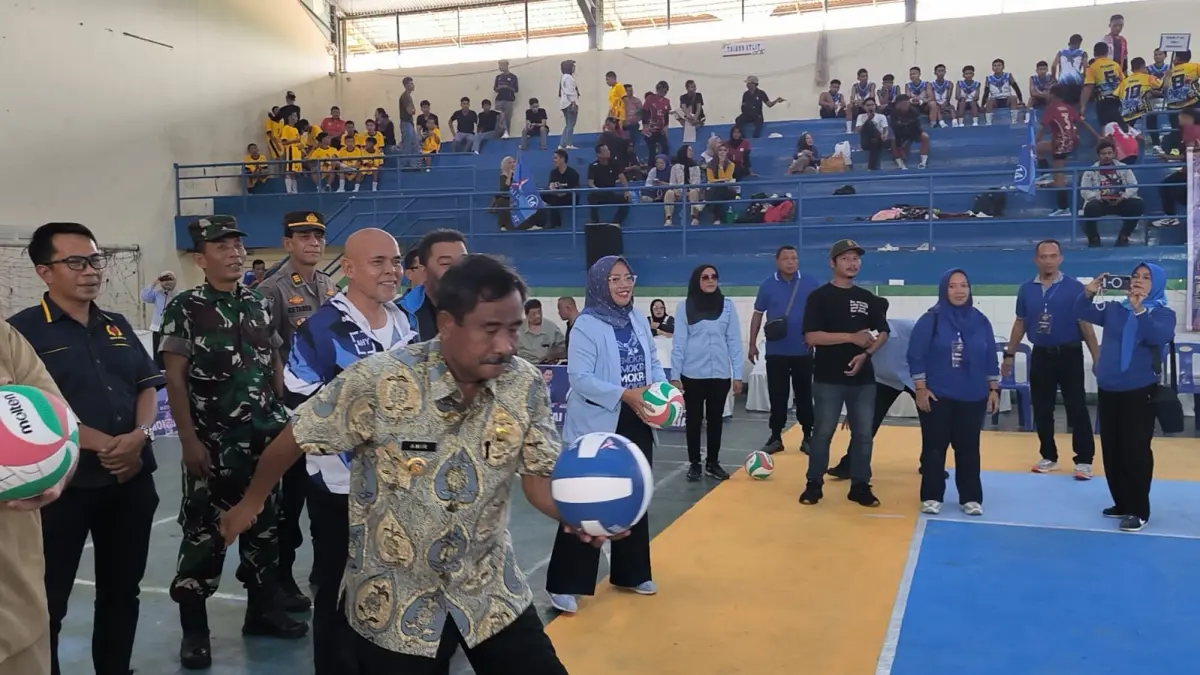 
Wali Kota Binjai, Amir Hamzah saat mengambil servis pertama sebagai tanda Turnamen Voli Piala AHY U-15 dibuka. (Teddy Akbari/Sumut Pos)