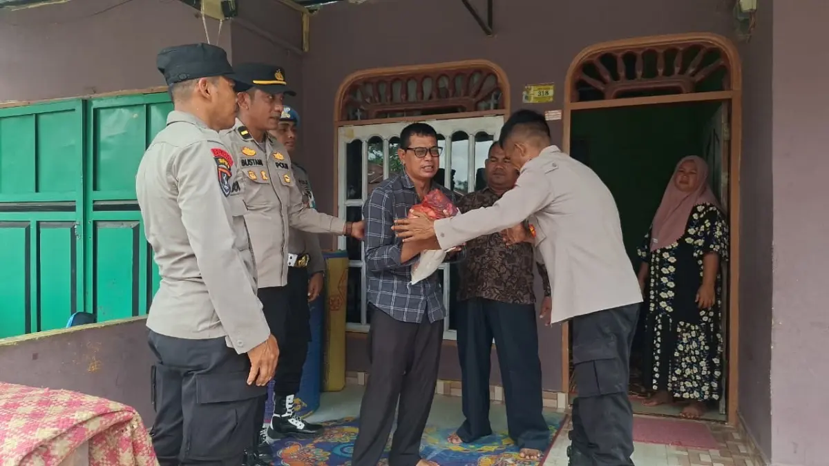 Bhabinkamtibmas Polsek Medang Deras AIPDA Walter Hutahaean mewakili Kapolsek Medang Deras melayat ke rumah duka di Dusun Pengajian, Desa Lalang menyampaikan belasungkawa sekaligus memberikan dukungan moril kepada keluarga korban, Kamis (3/9/2026). (Foto Humas Polres Batubara)