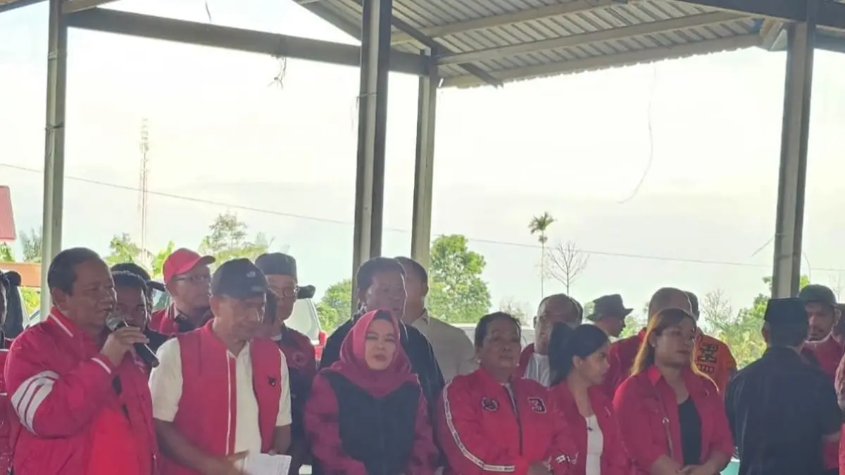 BANTUAN: DPD PDI Perjuangan Provinsi Sumut menyerahkan bantuan ke pengungsi erupsi Gunung Sinabung. (Solideo/Sumut Pos)