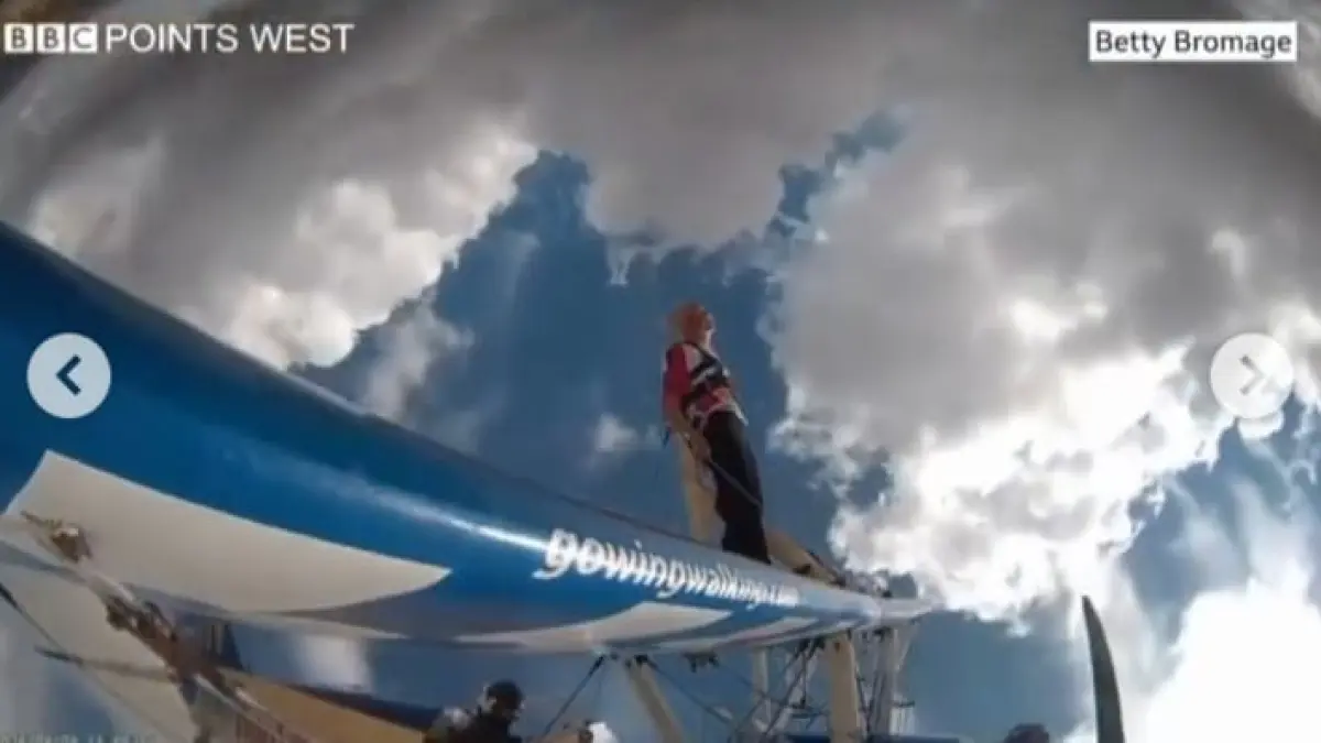 Betty Bromage melakukan aksi ekstrem wing walking atau berdiri di atas sayap pesawat yang sedang terbang.(Instagram @cretivox)