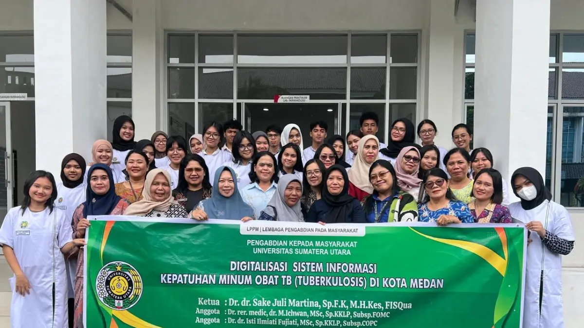 DIGITALISASI: Tim Pengmas FK USU saat menggelar kegiatan Digitalisasi Sistem Informasi Kepatuhan Minum Obat TB, di Ruang Rapat Lantai I FK USU. (Dok: FK USU)

