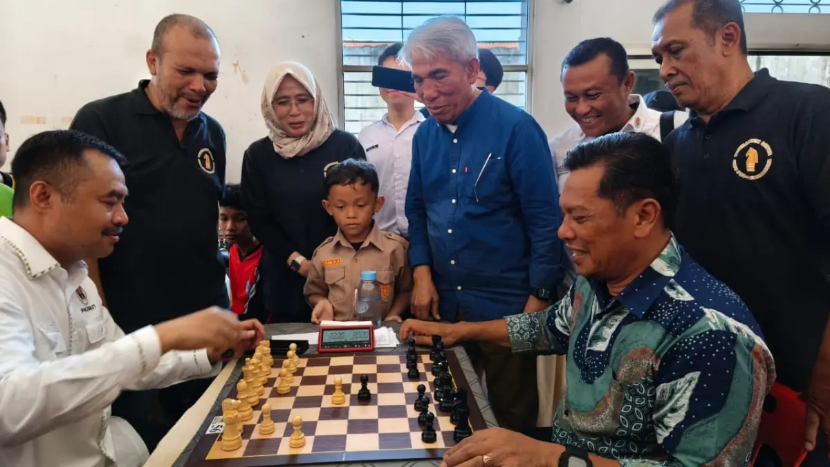 EKSIBISI: Ketua PWI Sumut H Farianda Putra Sinik melawan Kadispora Medan T Chairunizza pada pertandingan eksibisi Turnamen Catur SIWO PWI Sumut-STOK Bina Guna Medan. (Dok Pribadi)
