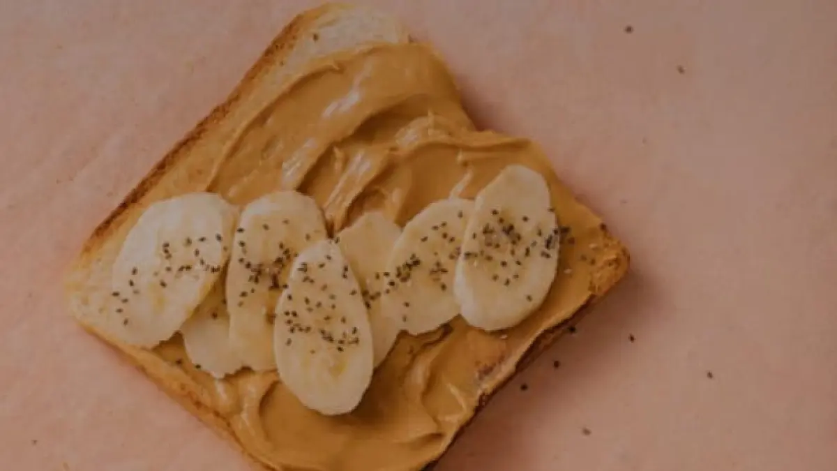 ilustrasi, roti panggang dipadukan dengan selai kacang dan pisang menjadi salah satu menu sarapan tinggi protein. (pexels.com)
