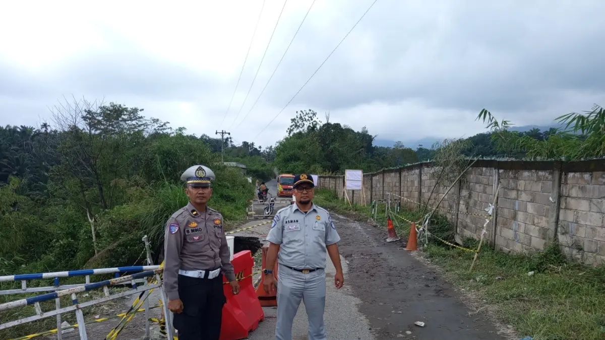 
Jalan longsor yang dipasang rambu sebagai tanda untuk berhati-hati. (Satlantas Polres Binjai/Sumut Pos)