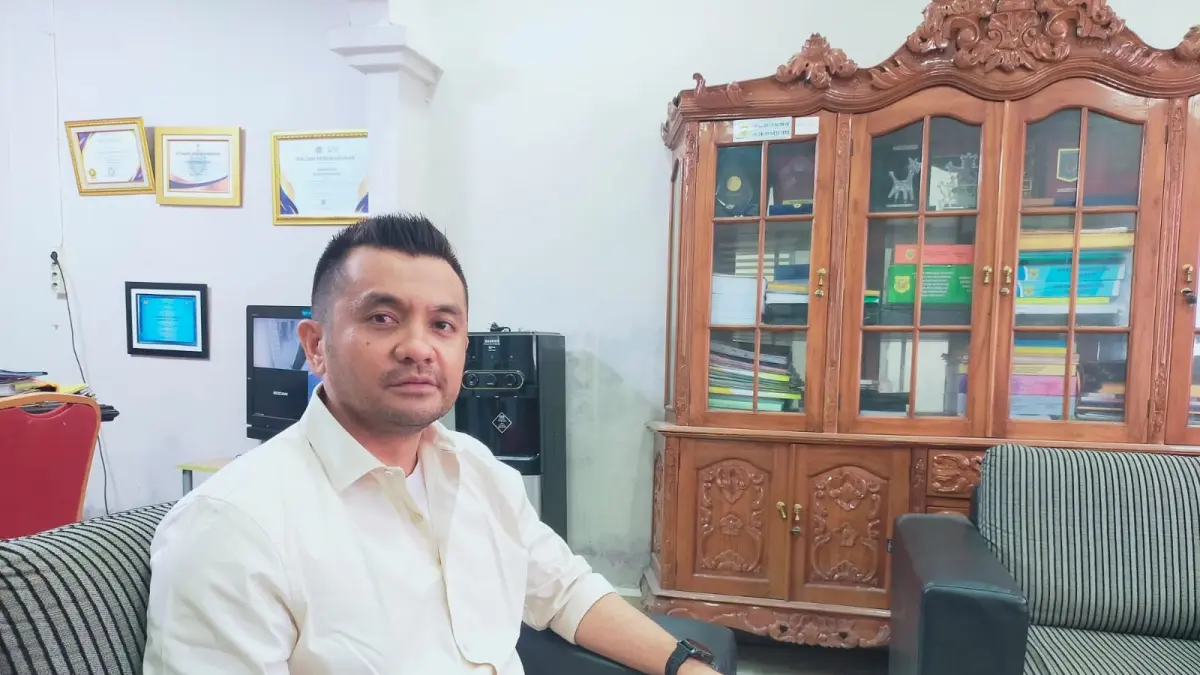 Kepala BKAD Dairi, Rahmat Syah Munthe memberikan keterangan terkait lelang 58 kenderaan dinas milik Pemkab Dairi, Jumat (4/9/2026). (RUDY SITANGGANG/SUMUT POS)