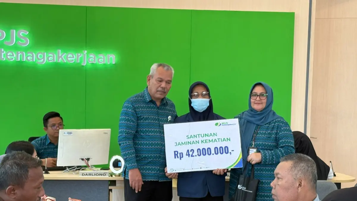 
Kepala Kantor BPJS Ketenagakerjaan Binjai, Inggrid Maya Sari (kanan), foto bersama dengan ahli waris penerima manfaat. (Foto dari BPJS Ketenagakerjaan Binjai/Sumut Pos)