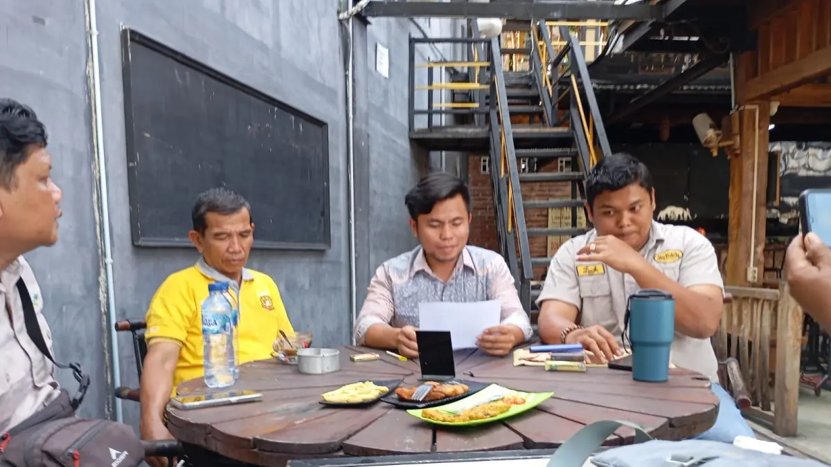 Kepala SPPG Deli Serdang Lubuk Pakam I, II dan III, Herianto didampingi Wakil Kepala SMAN 1 Lubuk Pakam, Muris dan Perwakilan Mitra Yayasan SPPG Haru Raya I dan II, Lucky Gurusinga memberikan keterangan press kepada awak media. (Batara/Sumut Pos)