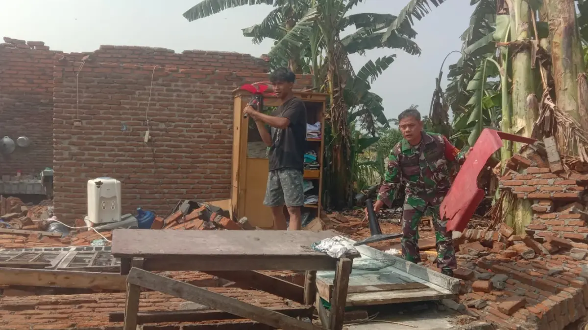  Personel TNI dan warga turun membantu memperbaiki rumah korban yang rusak diterpa angin puting beliung.(Batara/Sumut Pos)
