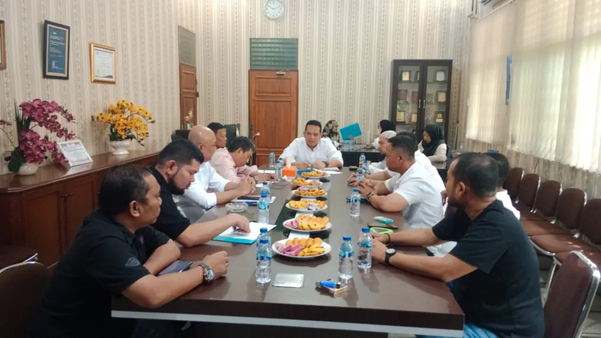 
Plt Kadis PUTR Langkat, Arie Ramadhany saat menerima audiensi dari pelaku jasa konstruksi. (Istimewa/Sumut Pos)