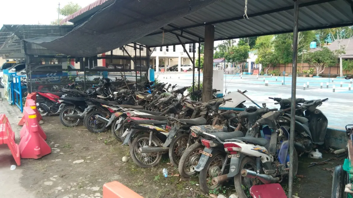 Puluhan kendaraan roda dua dan roda empat sitaan tampak menumpuk serta berdebu di area parkir barang bukti Satlantas Polres Sergai, Sei Rampah, Kamis (3/9 ). ( Fadly/Sumut Pos)
