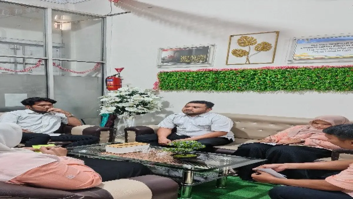 Asisten Penata Kadastral Terampil, Endi Perdana Lubis, A.P., dan didampingi Penata Laksana Agraria dan Tata Ruang, Jodi Peter Reinhard Siagian, A.P. saat kegiatan Coaching Clinic bagi Petugas Loket Layanan yang digelar Rabu (2/9/2026). (Foto Liberti H Haloho/Sumut Pos)