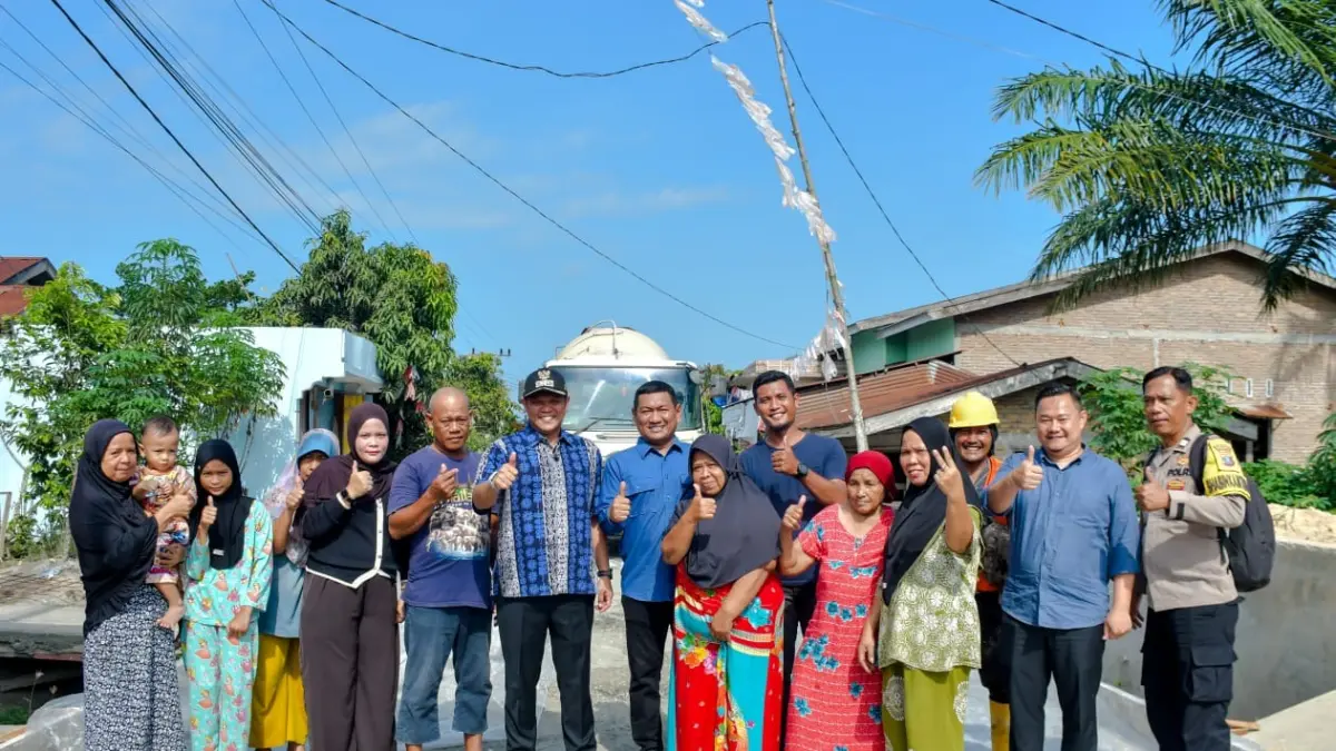 Wabup Sergai Adlin Tambunan didampingi Kadie PUTR Sergaj Abdul Rahman  dan masyarakat saat tinjau pembangunan jalan rigid beton pada ruas Jalan Masjid Jamik Sei Rampah–Pematang Ganjang, Jumat (4/9 ). (Fadly/Sumut Pos)
