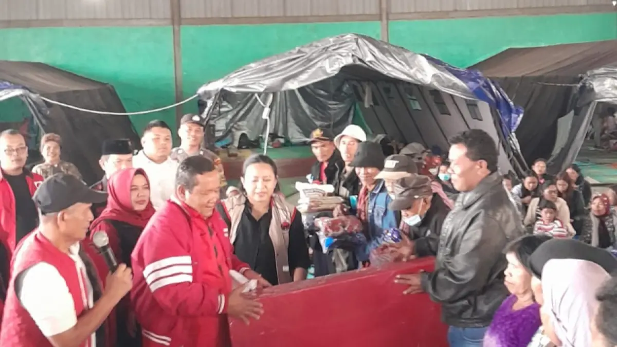 BANTUAN : DPD PDI Perjuangan Sumatera Utara memberikan bantuan kepada warga Desa Suka Tengah, Kecamatan Naman Teran (Kutatengah), Kabupaten Karo, Jumat (4/9/2026).(DPD PDI Perjuangan Sumut)