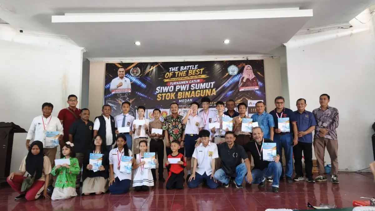 BERSAMA: Ketua PWI Sumut H Farianda Putra Sinik bersama undangan, panitia, dan para juara Turnamen Catur SIWO PWI - STOK Bina Guna. (Dok Panitia)