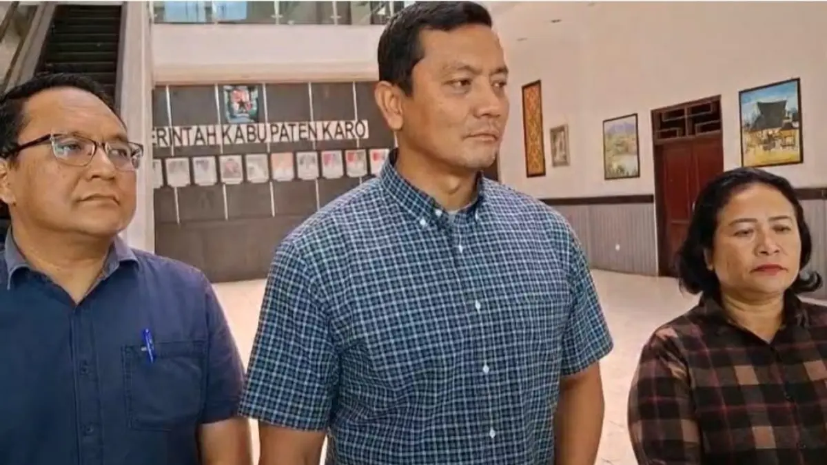 DAMPINGI: Sekdakab Karo Gelora Kurnia Putra Ginting (tengah) didampingi Ka. Bappeda Litbang Abel Tarigan dan Kadis Kominfo Hesti Maria Br Tarigan. (Dok: Solideo Sembiring/ Sumut Pos)