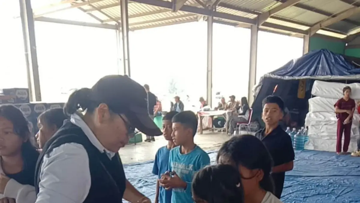 HIBUR: Tim dsri Dinas Perpustakaan dan Arsip Karo mengajak anak- anak pengungsi bermain di tempat pengungsian. (Dok: Dinas Perpustaan dan Arsip Karo)
