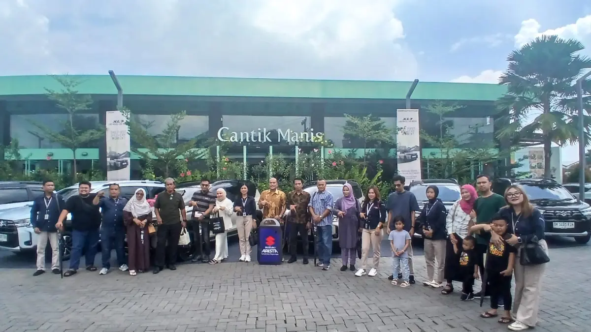 Seremoni penyerahan perdana Suzuki XL7 terbaru kepada konsumen di Sumut yang berlangsung di Cantik Manis Café, Medan, Sabtu (5/9/2026)