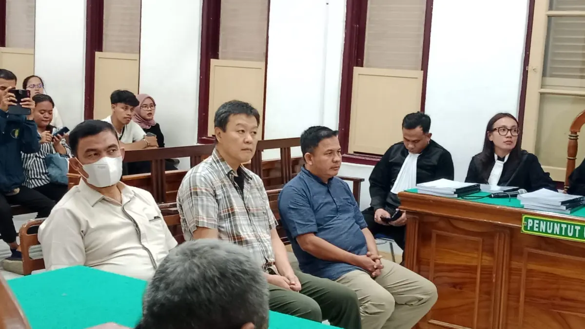 SMARTBOARD: Eks Kadisdik Langkat (kiri) bersama dua terdakwa lainnya, menjalani sidang tuntutan korupsi pengadaan smartboard di Pengadilan Tipikor Medan, Jumat (4/9/2026). (Dok: Gusman/Sumut Pos)
