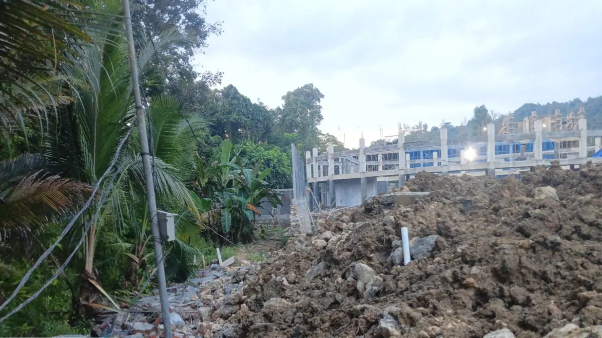 TEMBOK: Dinas Pendidikan Provinsi Sumatera Utara angkat bicara terkait robohnya bagian tembok pada kawasan pembangunan SMAN Unggulan Sukma Nias di Desa Faekhu, Kecamatan Gunungsitoli, Kota Gunungsitoli. (Dok: Dinas Pendidikan Sumut)
