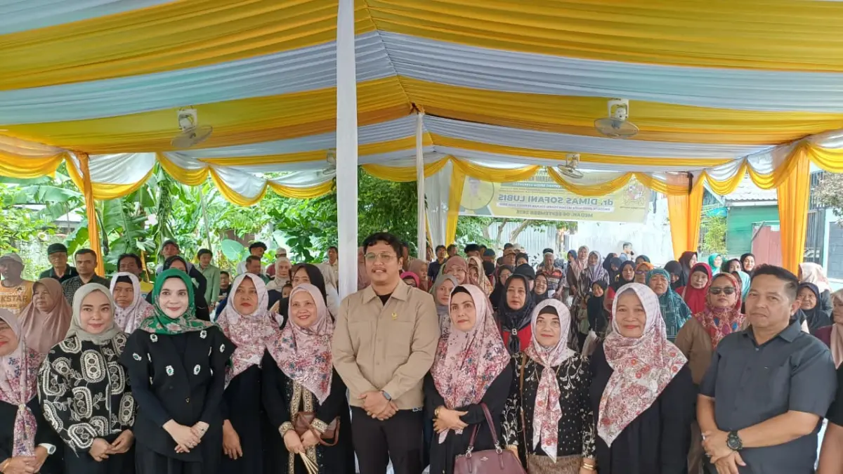 
Anggota DPRD Kota Medan Fraksi Partai Golkar, dr Dimas Sofani Lubis saat menggelar Sosialisasi Perda Kota Medan No.4 Tahun 2012 di Kelurahan TanjungSari, Medan Selayang, Minggu (6/9/2026). ((Markus Pasaribu/Sumut Pos) 
