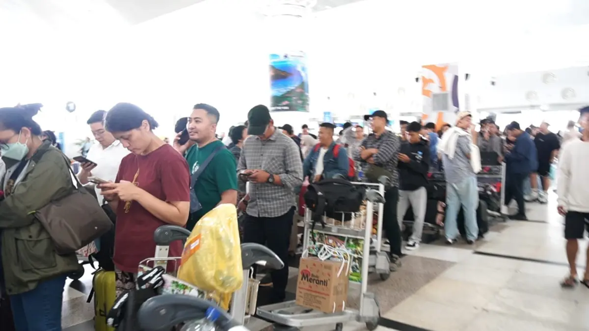 ANTRE: Antrean atau penumpukan calon penumpang di sejumlah loket chek-in yang hendak jadwal ulang penerbangan, di KNO Deliserdang, Minggu (6/9). (Istimewa/Sumut Pos)