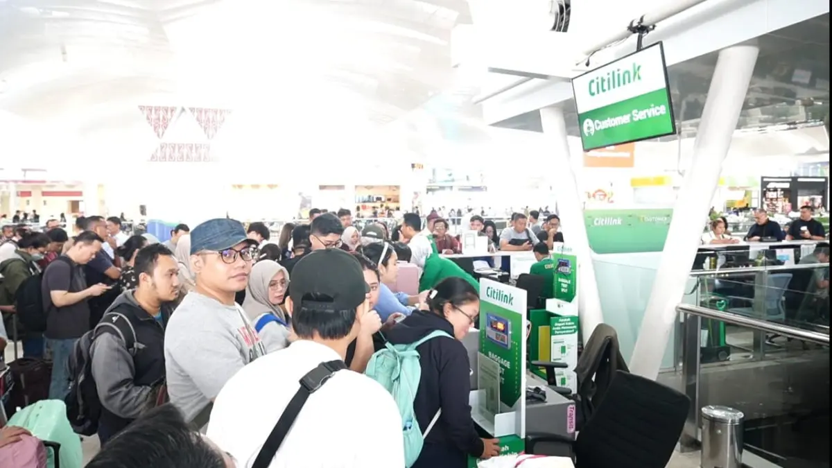 ANTRE: Antrean atau penumpukan calon penumpang di sejumlah loket chek-in yang hendak jadwal ulang penerbangan, di KNO Deliserdang, Minggu (6/9). (Sumut Pos/Dokumen Pribadi)